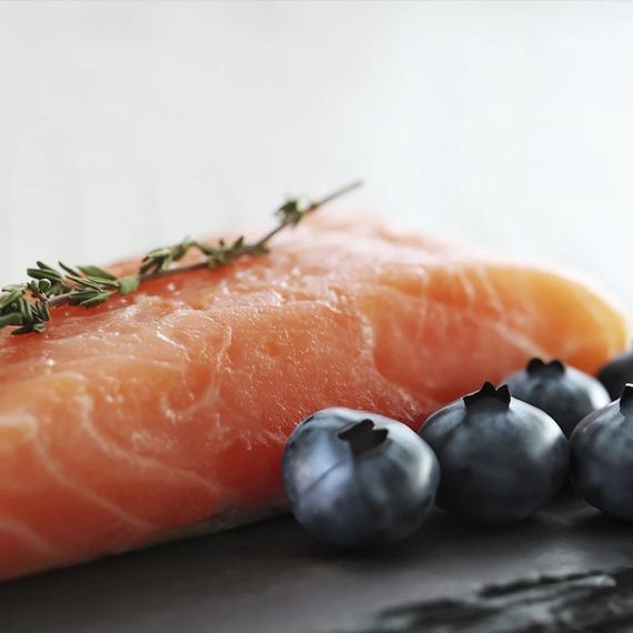 Вологий корм для собак з лососем Orygo Wet Salmon With Blueberries, 400 гр | Зображення 1