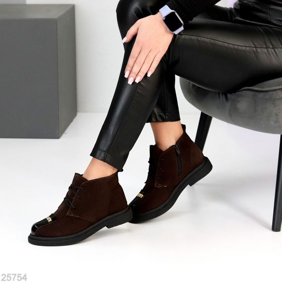 Дизайнерские шоколадные замшевые зимние ботинки с глянцевой вставкой | Зображення 8