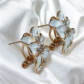 Серьги Primo Glory в форме цветов с белыми лепестками и кристаллами – Gold&White