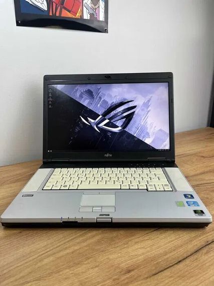 Робоча станція Fujitsu Celsius H710 / 15.6" TN / Intel Core i7-2720QM (4(8) ядра по 2.2-3.3 GHz) / 8GB DDR3 / 256GB SSD / Quadro 1000M, 2GB GDDR3, 128-bit / WebCam б/в | Зображення 1