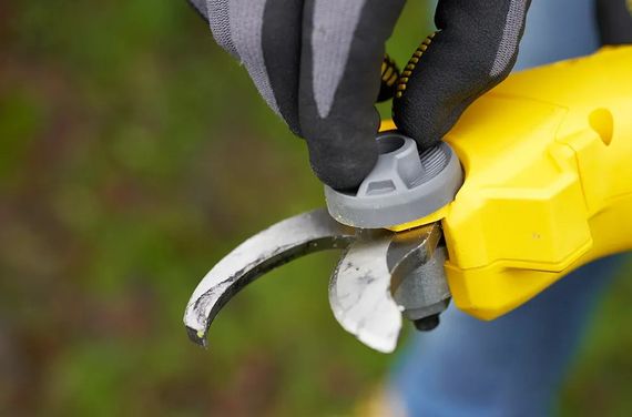 Ножиці садові - акумуляторний секатор Stanley FATMAX з АКБ та ЗП SFMCPP32M1 | Зображення 1