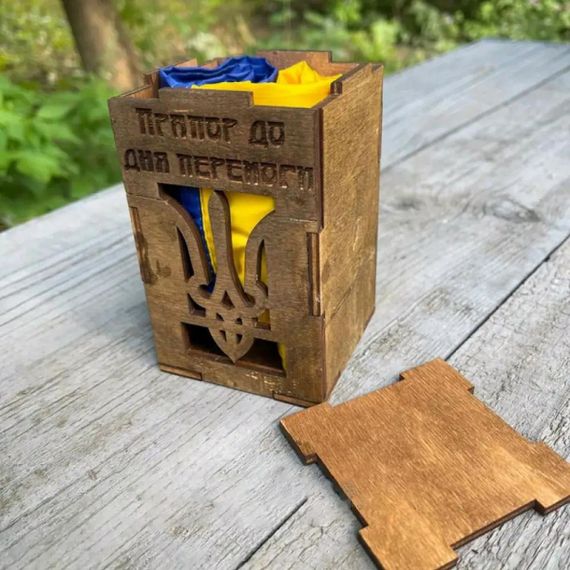 Прапор України (140х90см) у сувенірній дерев'яній коробці з гравіюванням / Український прапор до Дня Перемоги | Зображення 6