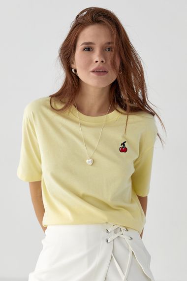 Футболка з вишитими вишеньками - лимонний цвет, L (є розміри)