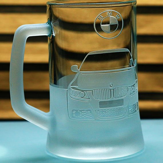 Пивний келих 670 мл з гравіюванням БМВ BMW седан подарунок для автолюбителя  кухоль для пива з логотипом авто | Зображення 1