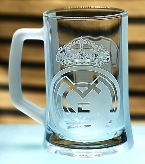 Пивний келих 670 мл Реал Мадрид Real Madrid з гравіюванням подарунок для фаната  футбольний кухоль Роналдо