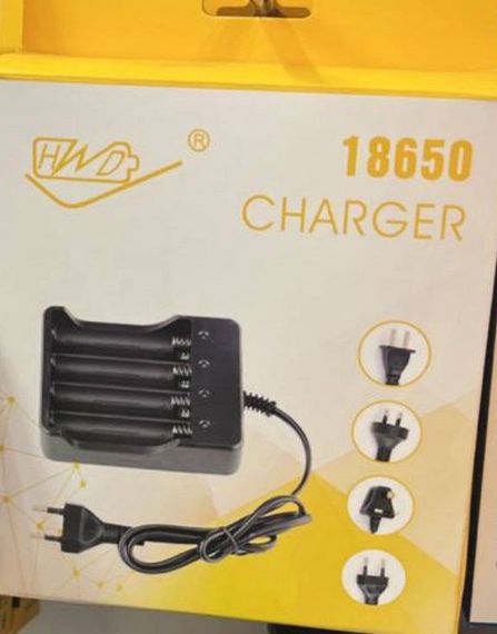 Зарядний пристрій HWD Charger на 4 акумуляторні батареї 18650 Li-Ion Чорний | Зображення 1
