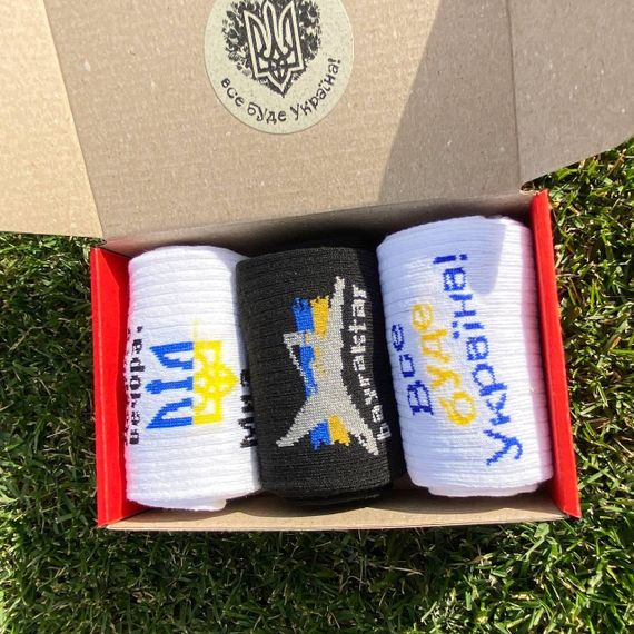 Подарочный набор бокс патриотичных мужских носков в коробке размер 40-45 3 пары разные цвета ч3укр12 | Зображення 2