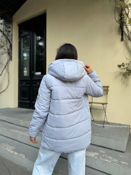 Жіноча тепла стьобана куртка зефірка на блискавці та кнопках з капюшоном розмір 44 сірий колір UH270 | Зображення 2