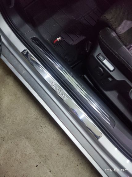 Накладки на внутрішні пороги OmsaLine (4 шт, нерж) для Volkswagen Passat B8 2015-2024 рр | Зображення 3