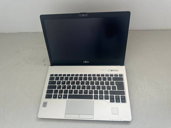 Ультрабук Б-клас Fujitsu LifeBook S935 / 13.3" (1920x1080) IPS / Intel Core i7-5600U (2 (4) ядра 2.6 - 3.2 GHz) / 8 GB DDR3 / 256 GB SSD / Intel HD Graphics 5500 / WebCam / VGA б/в | Зображення 1