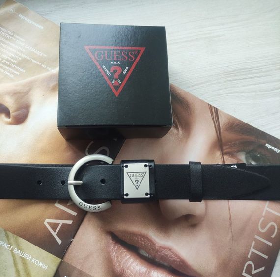 Жіночий чорний шкіряний ремінь Guess срібло пряжка