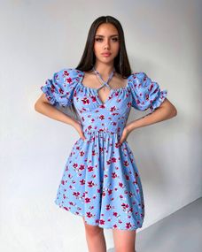 Жіноча коротка сукня колір блакитний з червоними квітами р.42/44 435703