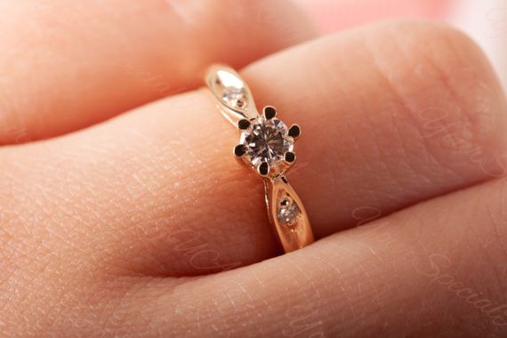 Кольцо из желтого золота с фианитами 17.5 | Зображення 3