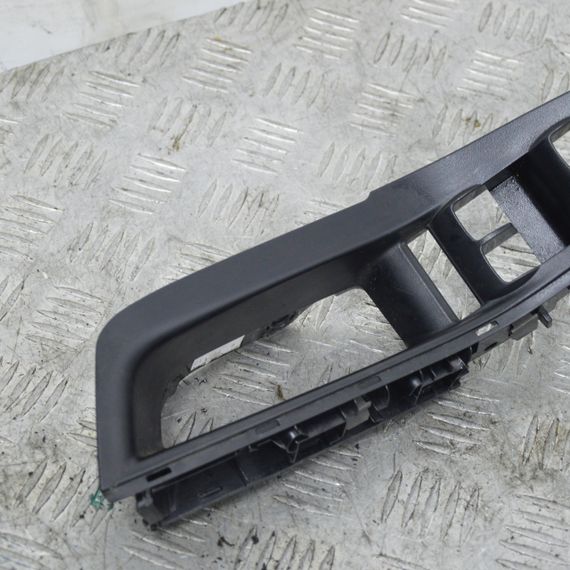 Накладка ручки двері передньої лівої Ford Fiesta VII 2012-2017 Накладка кнопок лівих дверцят Форд C1BBA240A41 | Зображення 2