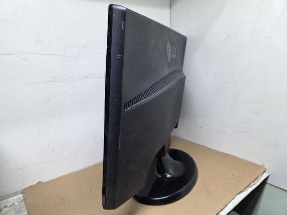 Монітор Б-клас LG Flatron W2243S-PF / 22" (1920x1080) TN / 1x VGA / Кабелі в комплекті б/в | Зображення 3