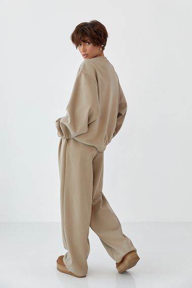 Теплий однотонний костюм зі світшотом та штанами зі складками - світло-коричневий цвет, M (є розміри) | Зображення 1