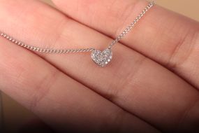 Подвеска сердечко из белого золота на цепочке