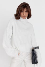 Однотонный женский свитер oversize фасона молочный цвет M
