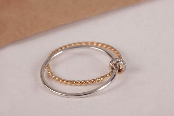 Кольцо из белого и желтого золота с фианитами 20.5 | Зображення 1