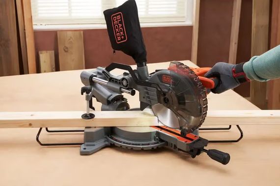 Пила торцювальна мережева Black&Decker BES702 | Зображення 1