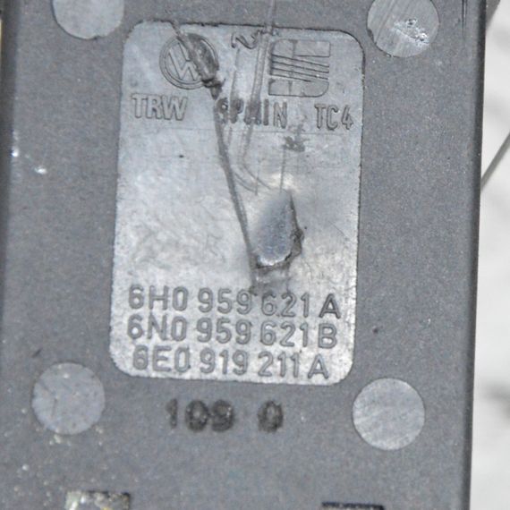 Кнопка обігріву заднього скла Volkswagen Polo III 1994-2002 Кнопка обігріву скла Фольксваген 6H0959621A | Зображення 2