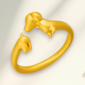 Кольцо в виде таксы, которая растянулась и смотрит назад, золотистое, регулируемый размер