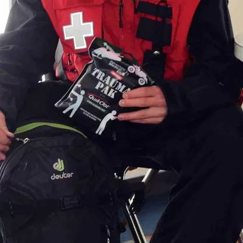 Індивідуальна аптечка з гемостатичним бинтом QuikClot Adventure Medical Kits Trauma Pak для військових та цивільних | Зображення 2