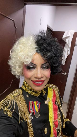 Короткий женский кудрявый парик Круэлла Де Виль Черно-белый, термостойкий, на Хэллоуин, косплей, корпоратив | Зображення 5