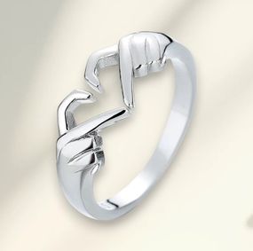 Кольцо в виде двух рук, складывающих сердце, серебристое, регулируемый размер