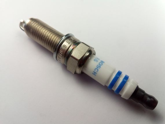 Свічка запалювання BOSCH PLATINUM Iridium YR7SII33T (Hyundai/KIA LPI) 0242135556 | Зображення 1