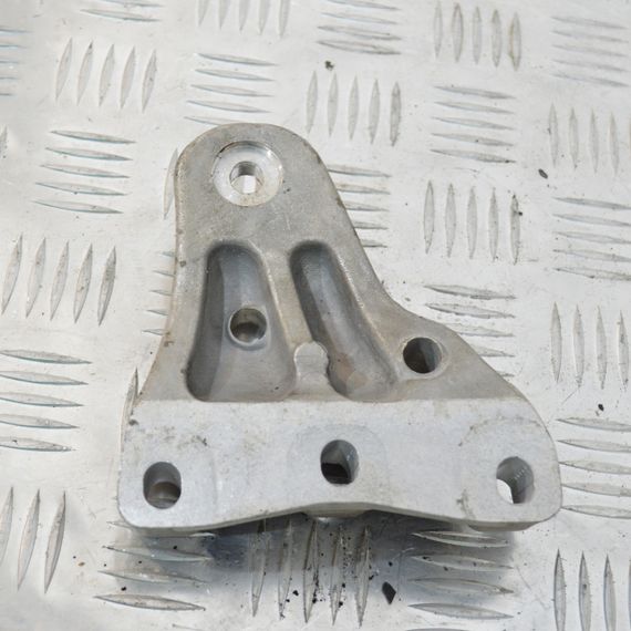 Кронштейн подушки двигуна правий 1.4 Skoda Fabia 1999-2007 Лапа опора мотора права Шкода Фабія 6Q0199185T | Зображення 1