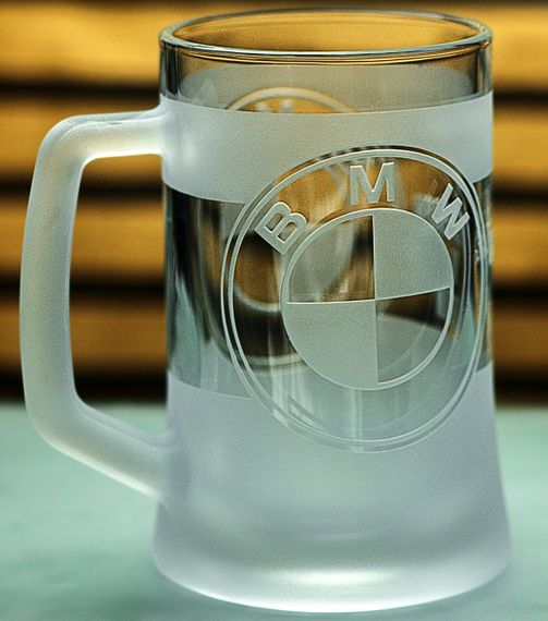 Пивная кружка BMW 670 мл с гравировкой Подарок автолюбителю Бокал с логотипом авто БМВ и легендарный слоган | Зображення 1