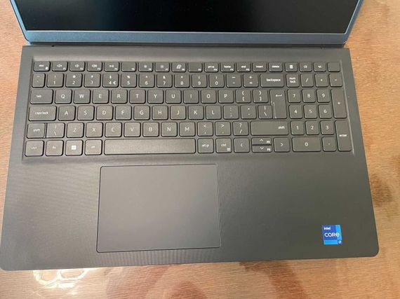 Ультрабук Dell Vostro 3520 / 15.6" (1920x1080) IPS / Intel Core i5-1235U (10 (12) ядер по 3.3 - 4.4 GHz) / 16 GB DDR4 / 512 GB SSD / Intel Iris Xe Graphics / WebCam б/у | Зображення 3