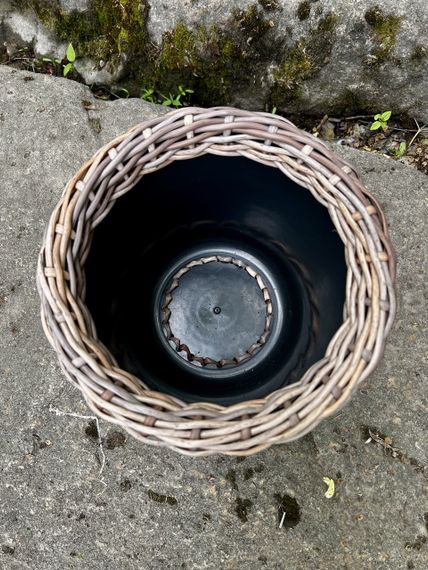 Кашпо зі штучного ротангу ручної роботи “Світанкова Лоза”, обʼєм 10 л — підвазонник для дому, саду, тераси | Зображення 1