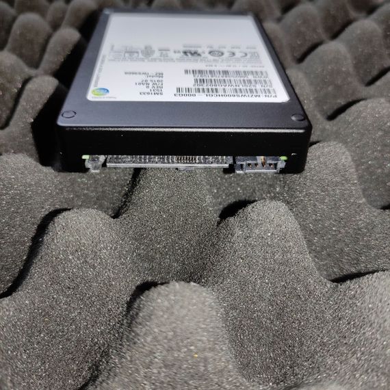 Твердотельный накопитель SSD Samsung SM1633 / 2.5" / 800 GB / SAS 12G / 3 DWPD б/у | Зображення 3