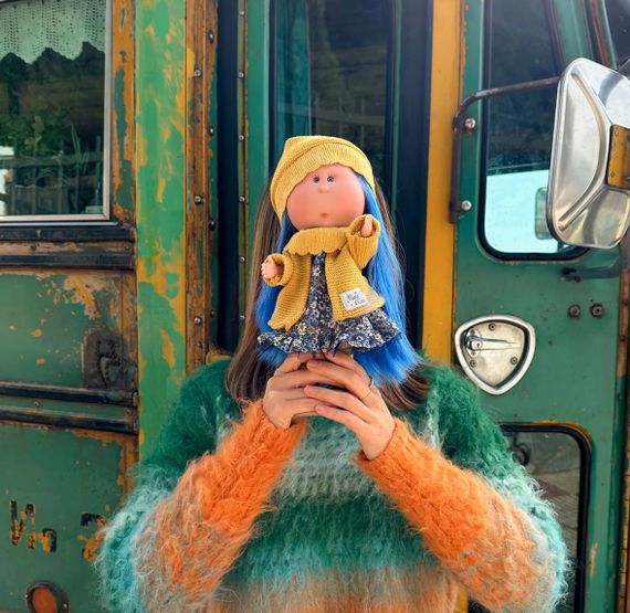 Лялька Міа Іспанська Вінілова Велика Дівчинка з Синім Волоссям Mia Україна Nines d`Onil 30 см | Зображення 5