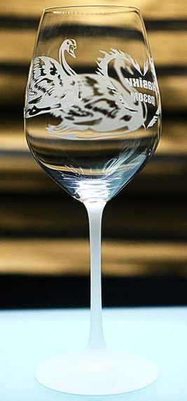 Винный бокал 480 мл с гравировкой Лебеди свадебные фужеры подарок на годовщину для любимых | Зображення 1