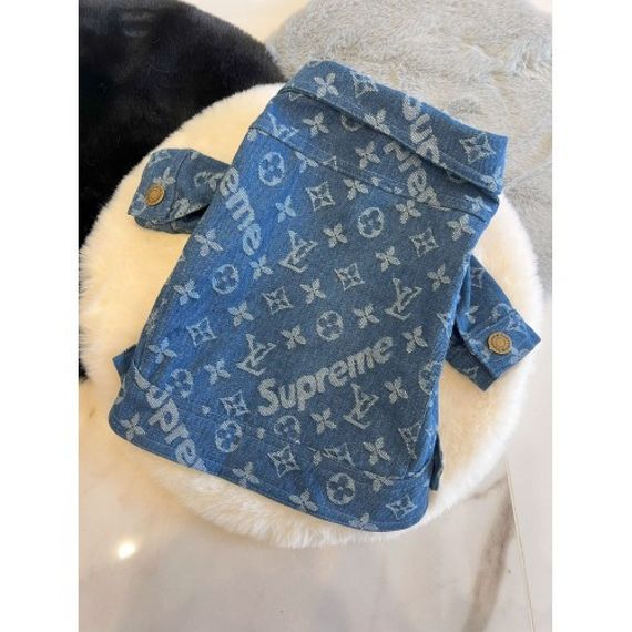 Брендовая джинсовая курточка для собак Louis Vuitton Supreme с белыми логотипами, голубой | Зображення 1