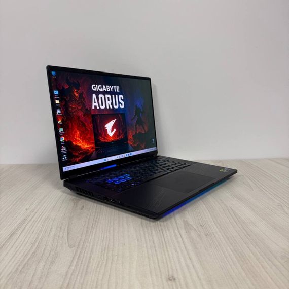 Игровой ноутбук Б-класс Gigabyte Aorus Master 16 BZH / 16" (2560x1600) IPS / Intel Core Ultra 9 275HX (24 ядра по 2.1 - 5.4 GHz) / 32 GB DDR5 / 2000 GB SSD NVMe / nVidia GeForce RTX 5090, 24 GB GDDR7, 256-bit / WebCam б/у | Зображення 3