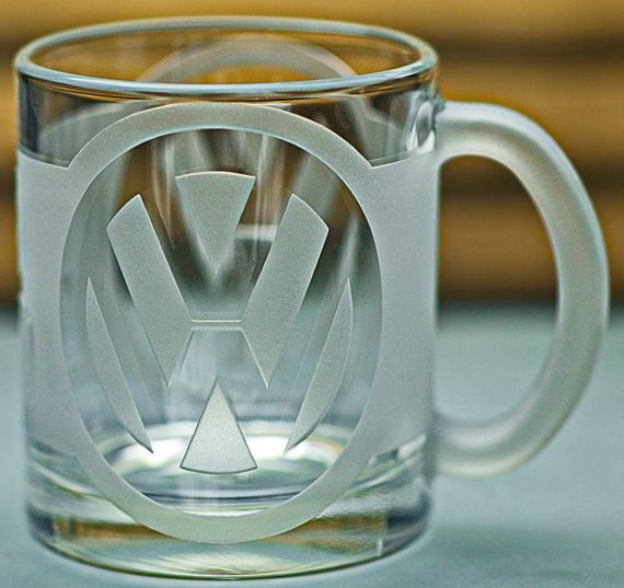 Стеклянная чашка Volkswagen Фольксваген 320 мл с гравировкой Подарок автолюбителю кружка для чая  лого авто и легендарный слоган | Зображення 6
