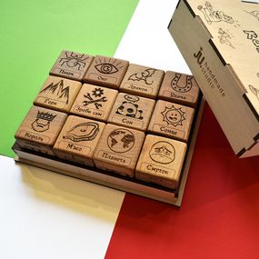 Настольная развивающая игра "Моя сказка". Деревянные кубики - генератор историй. 12шт. Натуральное дерево.