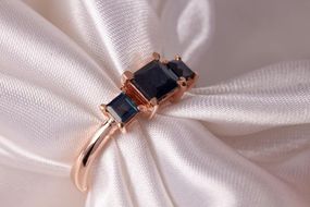 Кольцо из красного золота с сапфирами 21