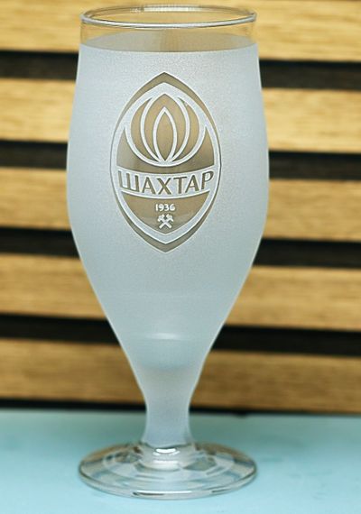 Пивний келих 500 мл ФК Шахтар Донецьк на ніжці з гравіюванням  подарунок кружка фанату футболу