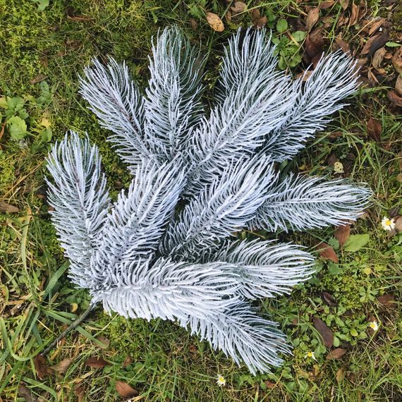 Декоративна штучна хвоя лита гілка ялинки Сосна 60 см засніжена | Зображення 1