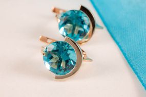 Сережки из красного и белого золота с топазами