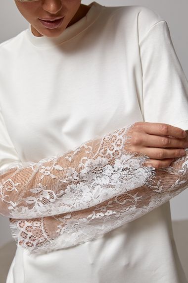 Трикотажний лонгслів з мереживними вставками на рукавах - молочний цвет, M (є розміри) | Зображення 3