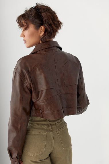 Коротка куртка зі шкірозамінника - темно-коричневий цвет, M (є розміри) | Зображення 1