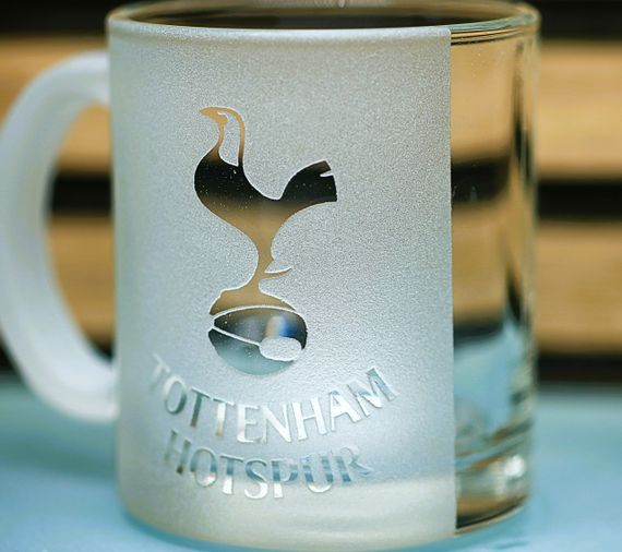 Подарункова скляна чашка для чаю та кави 320 мл з  гравіюванням лого футбольного клуба ФК Тотенхем глянец | Зображення 2