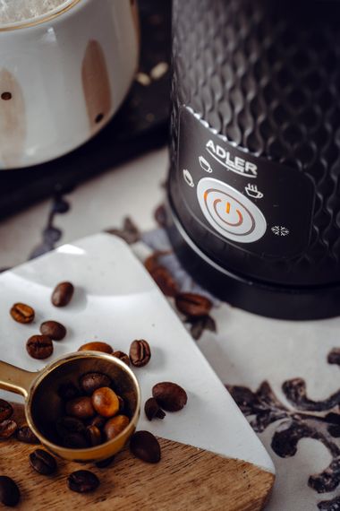 Капучинатор електричний Adler AD 4494 чорний спінювач молока з підігрівом для кави лате капучино какао | Зображення 8