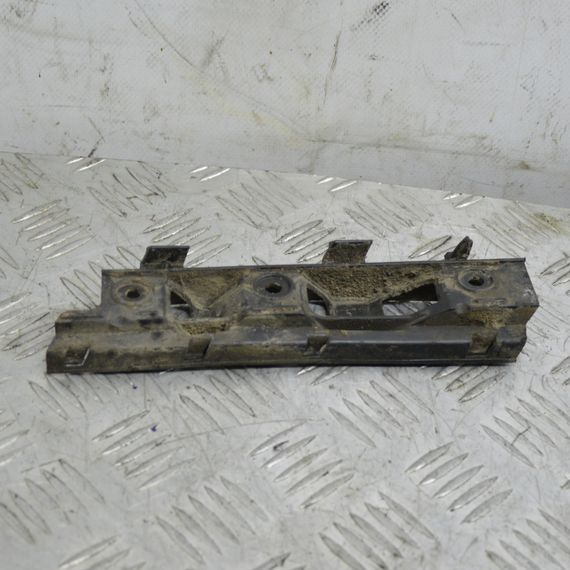 Кріплення переднього бампера праве Volkswagen Passat B6 2005-2010 Кронштейн бампера Фольксваген 3C0807184